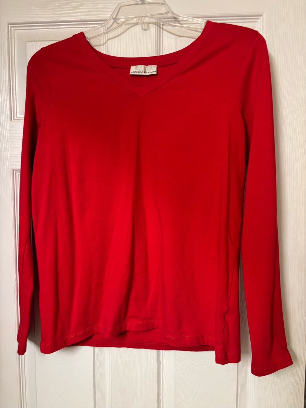 New w/out tags Zenana Outfitters V-Neck Long Sleeve Top in Red. Sz XL.